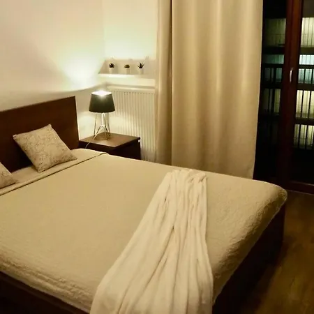 Sunny In Wilanow Close Town Hall, Palace *