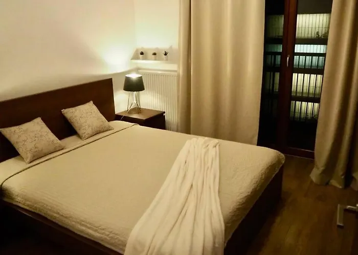 Sunny In Wilanow Close Town Hall, Palace *