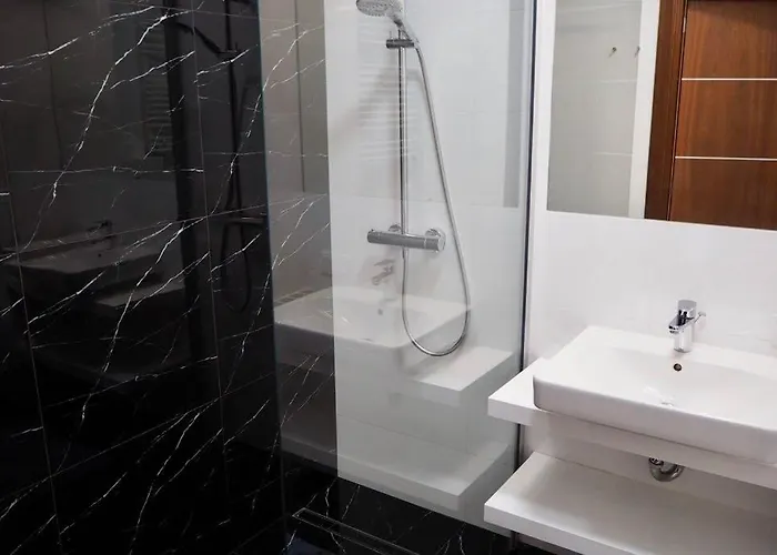 Sunny In Wilanow Close Town Hall, Palace *