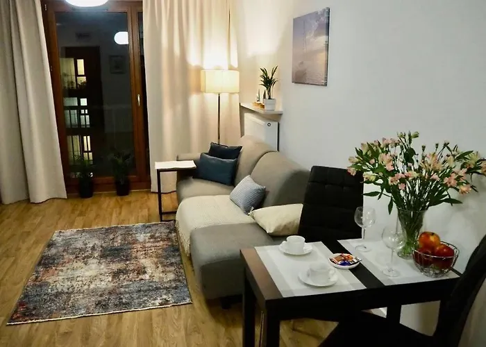 Sunny In Wilanow Close Town Hall, Palace * ワルシャワ